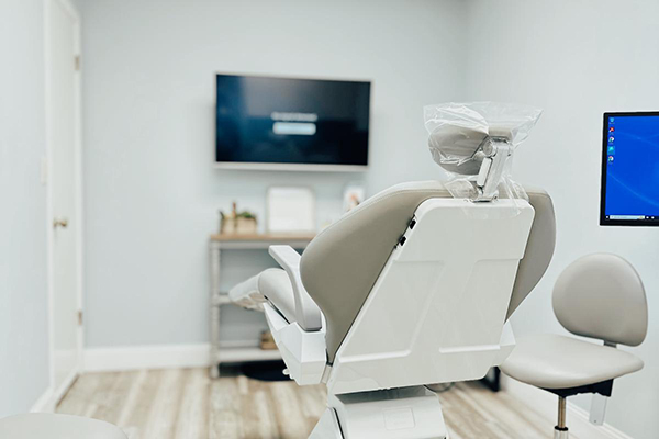 Common Myths About Root Canals, Debunked By Dentists